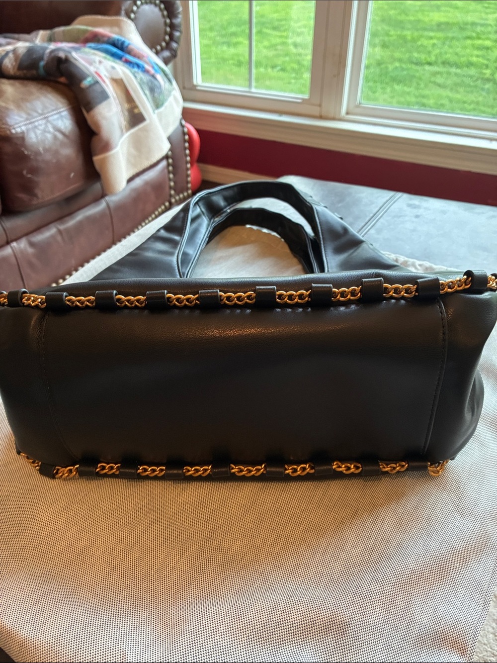 Donna Karan Black Leather Shoulder Bag with Gold Chain Trim - Picture 5 of 8